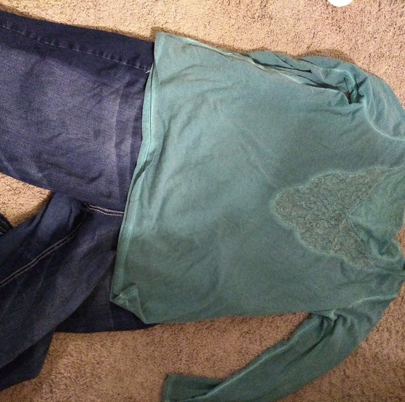 Bundle clothes...two Maurice's Jeans and 3 shirts - Picture 2 of 6